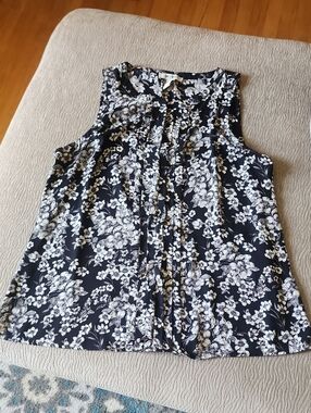 White House Black Market Black and White Floral Pleated Sleeveless Camisole